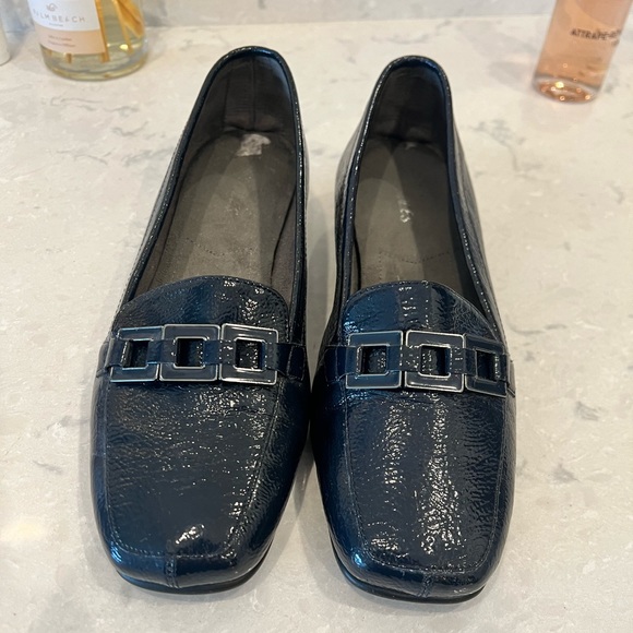 Aresoles Volatile patent leather Navy slip ons size 9 - Picture 1 of 5